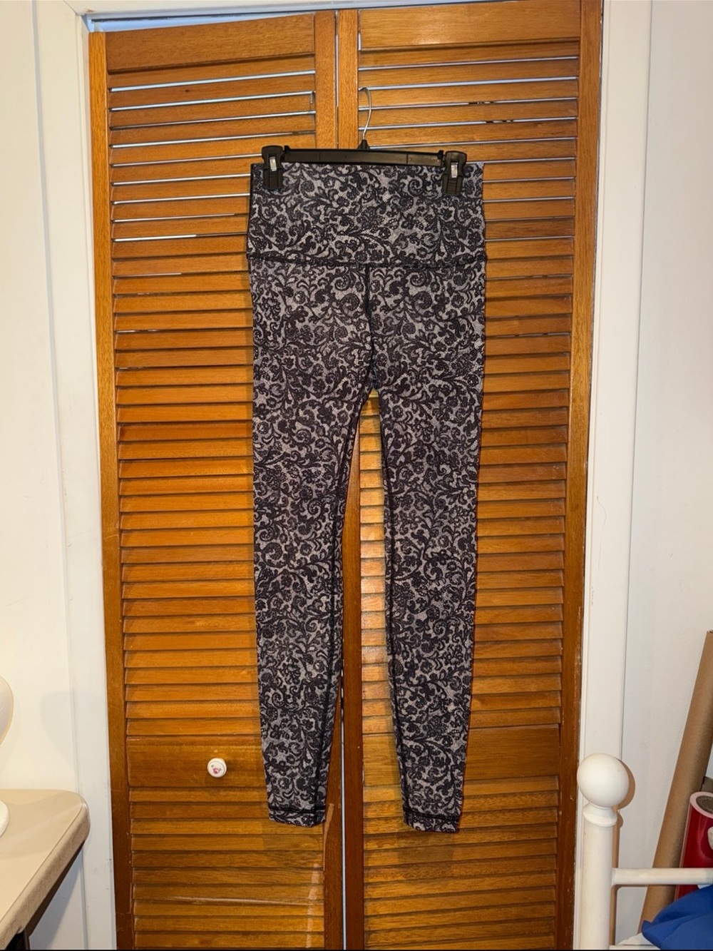 Lululemon Wunder Under Leggings. Womens Size 8